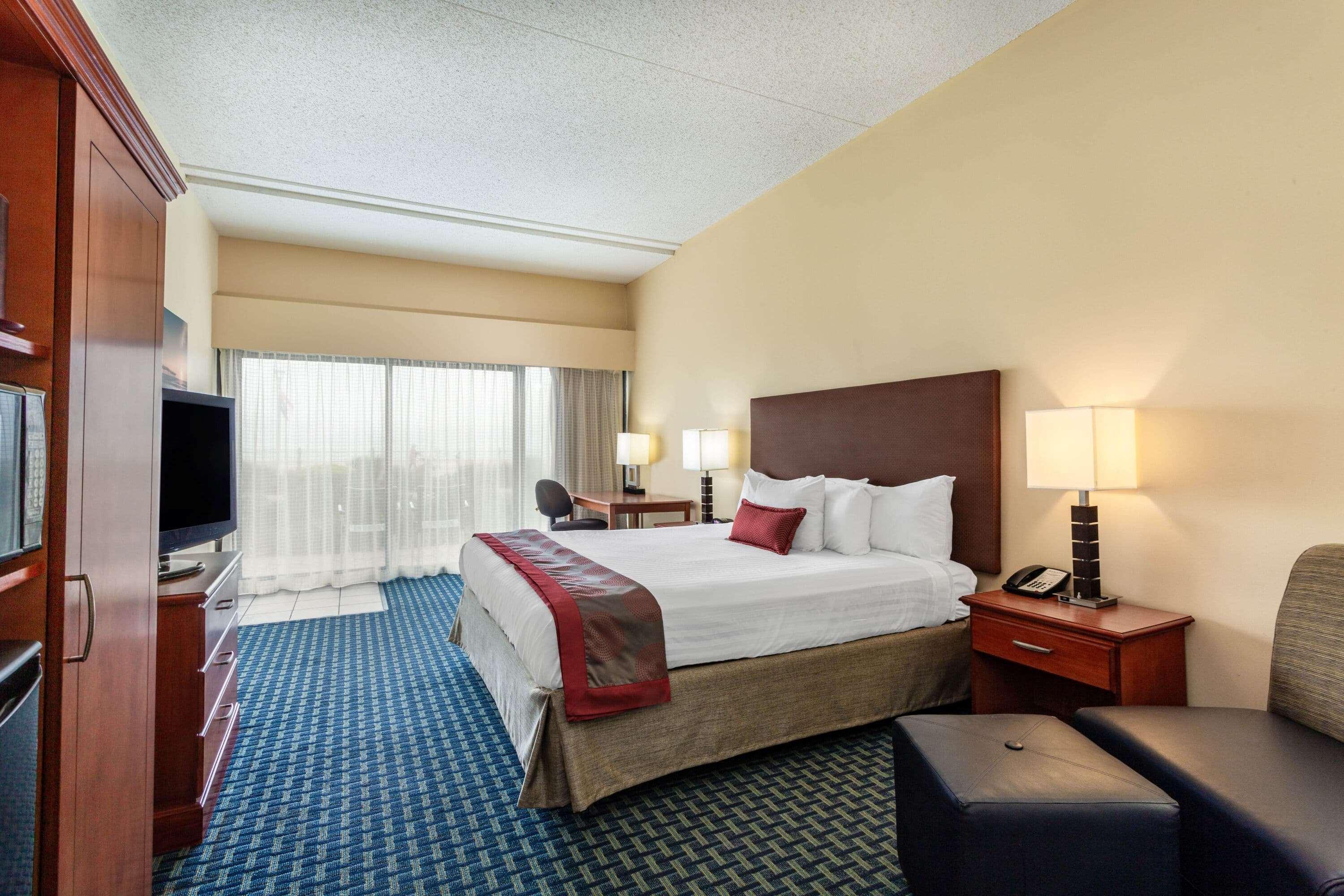 Ramada Plaza By Wyndham Virginia Beach Oceanfront Exterior photo