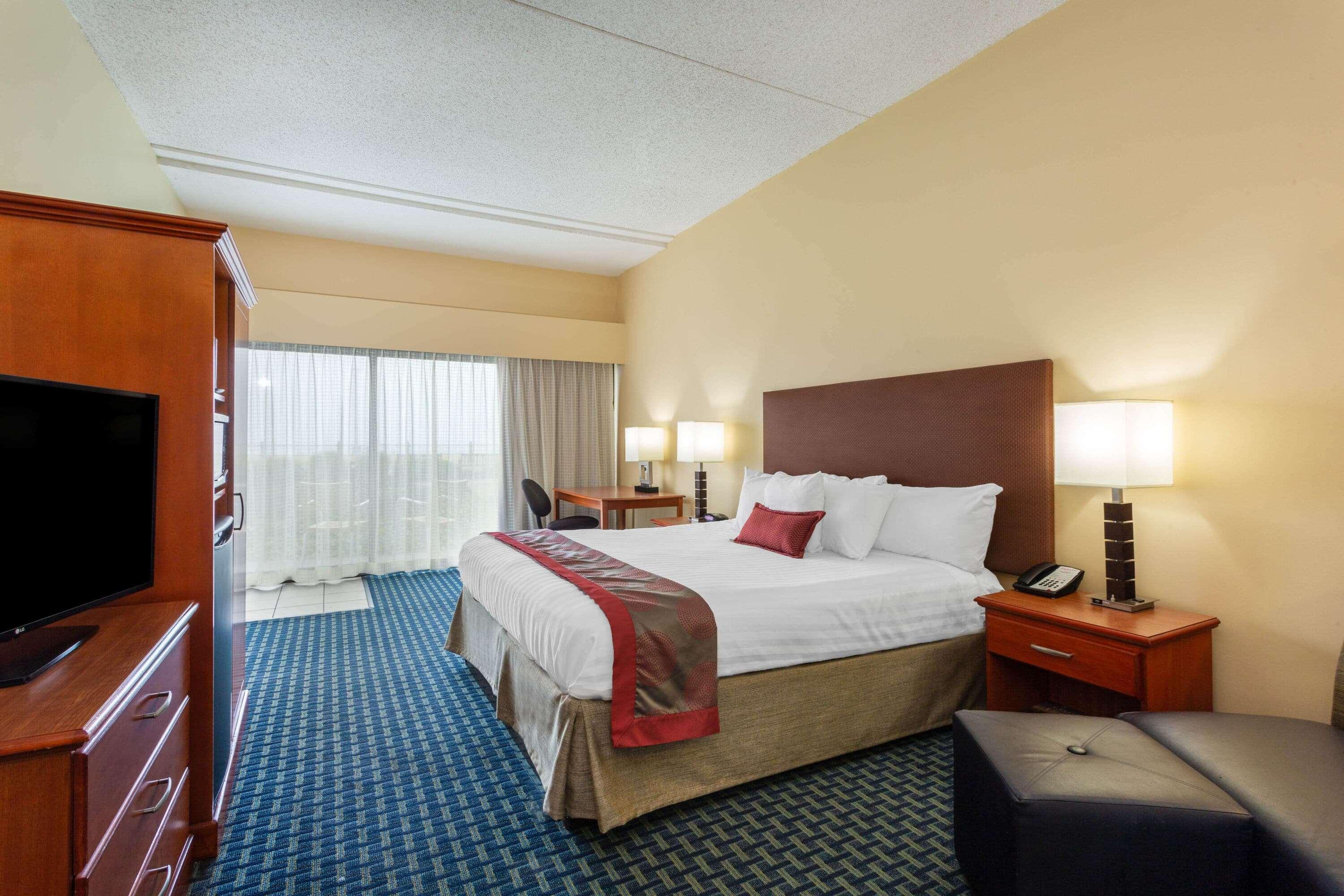 Ramada Plaza By Wyndham Virginia Beach Oceanfront Exterior photo