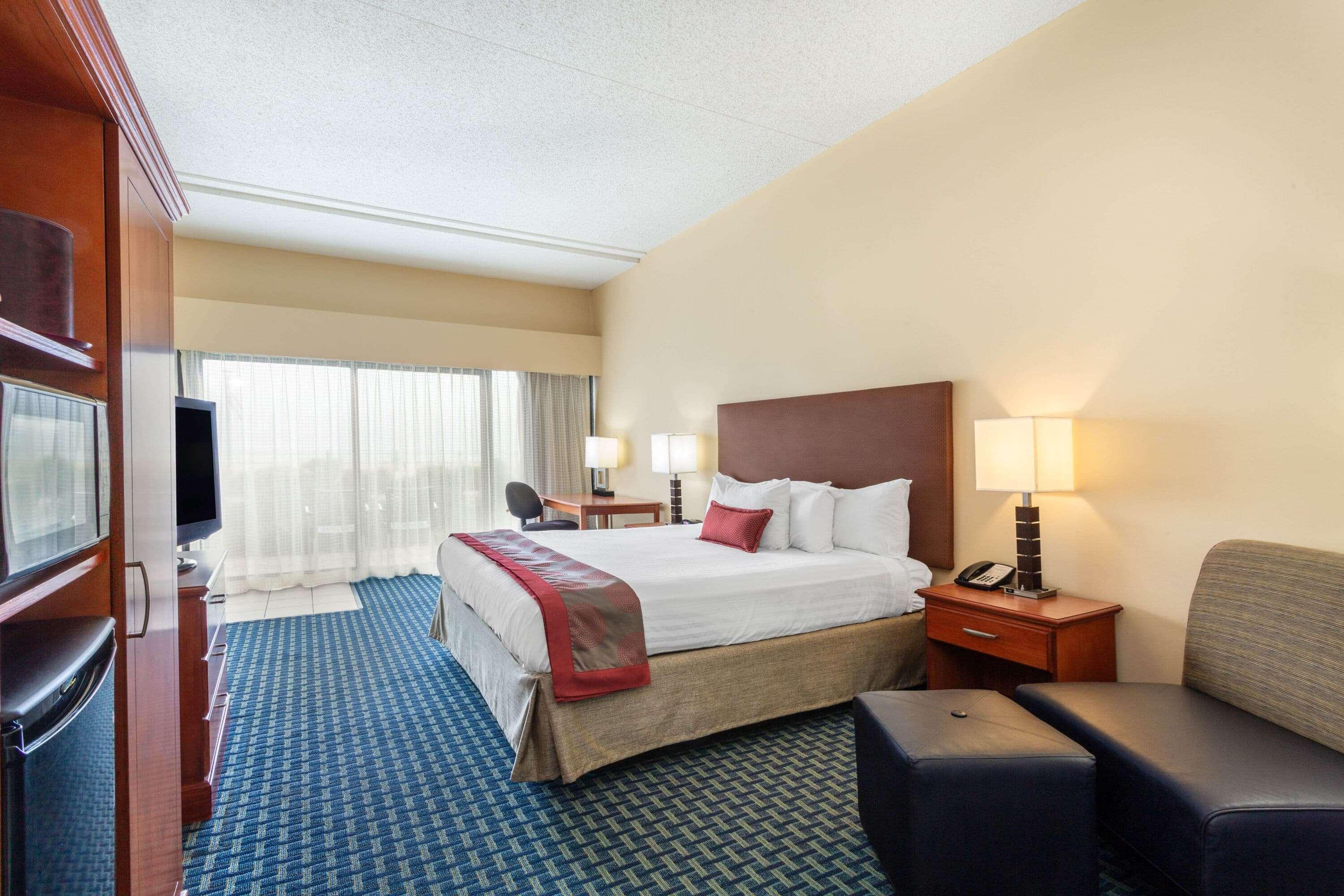 Ramada Plaza By Wyndham Virginia Beach Oceanfront Exterior photo